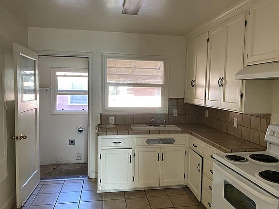 3rd image of 1347 E Dakota Ave
