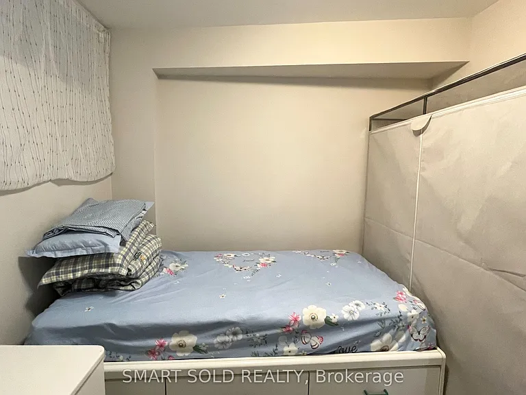 1040 Ossington Ave #BASEMENT — Photo 12