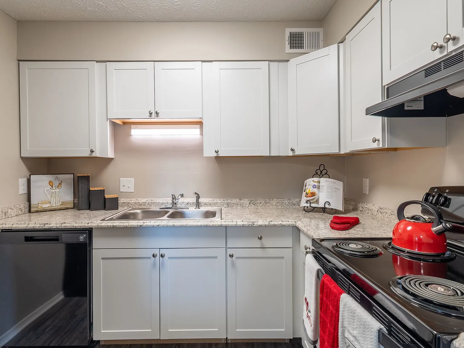 Courtyard Apartments — Photo 4