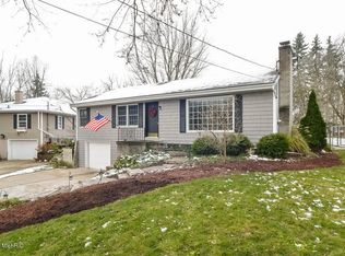 2954 Reeds Lake Blvd SE, East Grand Rapids, MI 49506