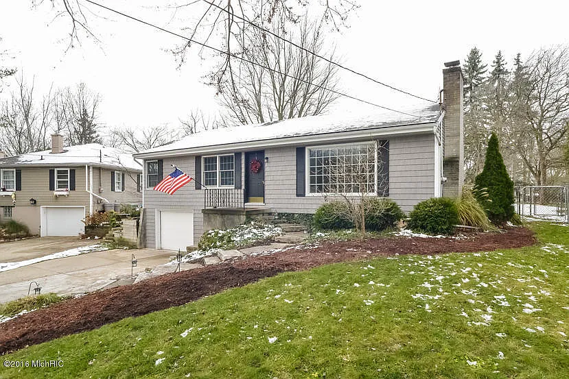 2954 Reeds Lake Blvd SE photo 1