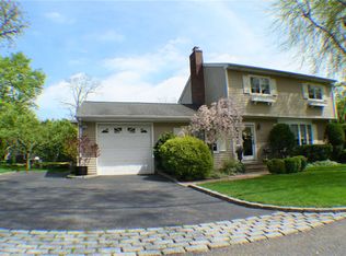 1 Hilltop Dr, Bayville, NY 11709