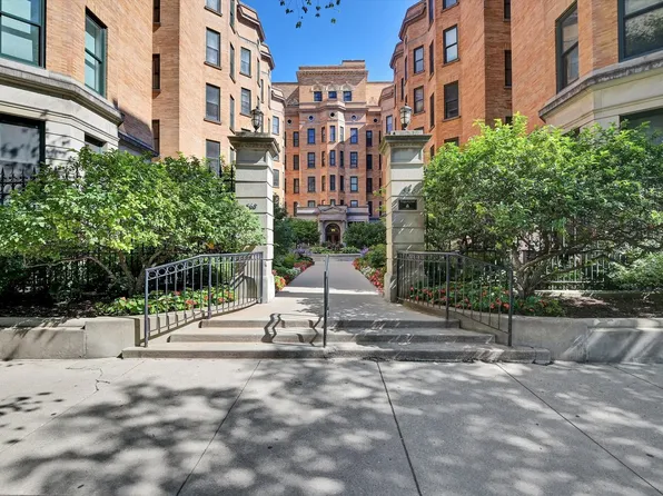 550 W Surf St APT 115, Chicago, IL 60657