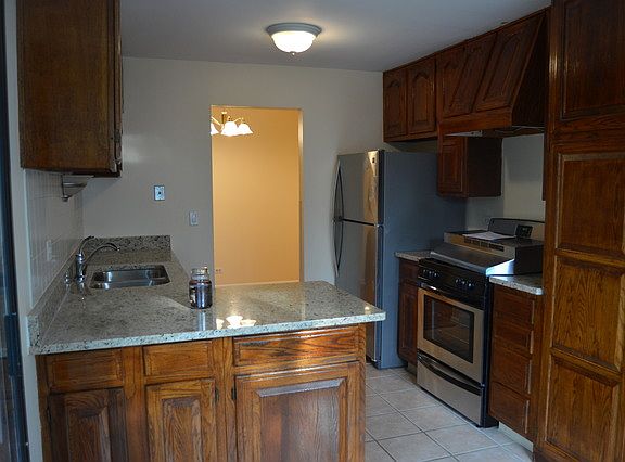 3rd image of 580 Cumberland Trl #B6