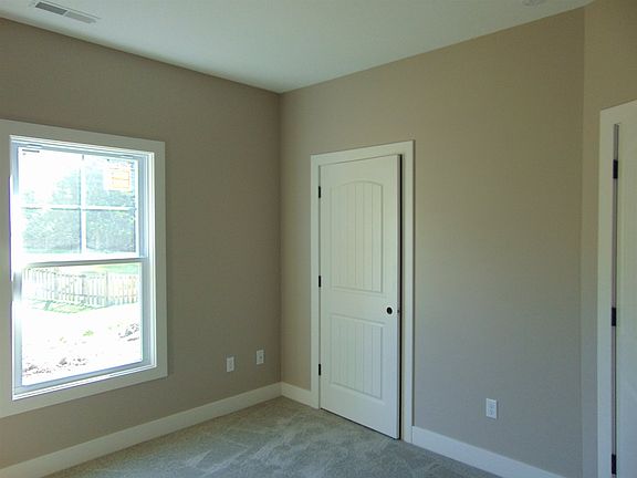 5th image of 204 Lindenwood Dr