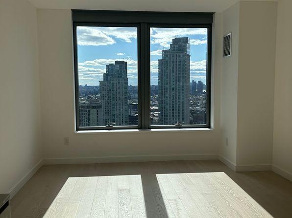 3 Court Sq APT 3410