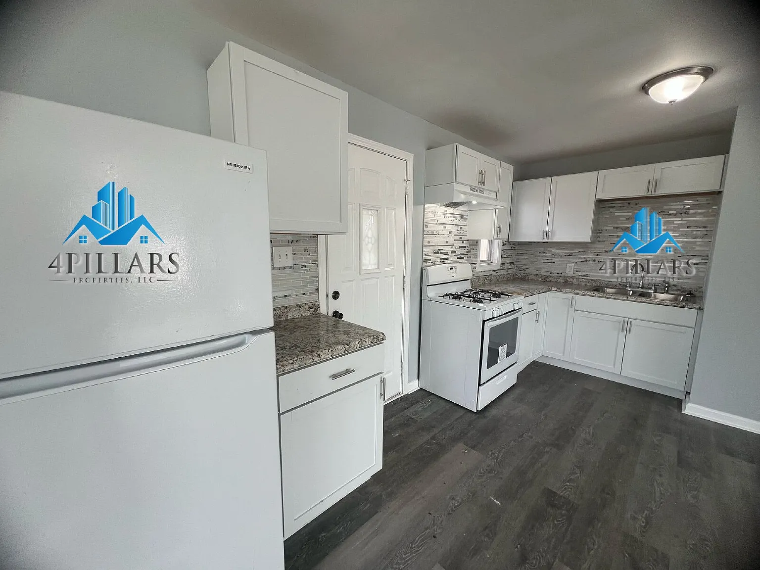 3 bed, 1.0 bath, 1026 sqft, $2,000 — Photo 2