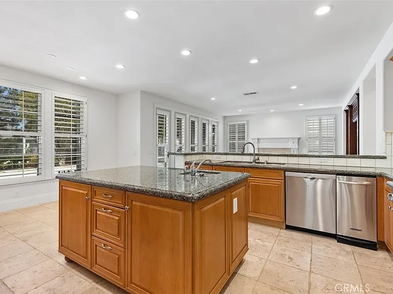 17 Colonial Dr — Photo 8