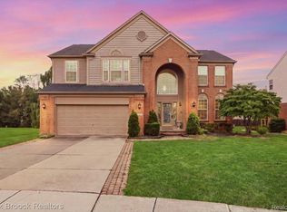 15034 Oak Knoll Ct, Sterling Heights, MI 48312