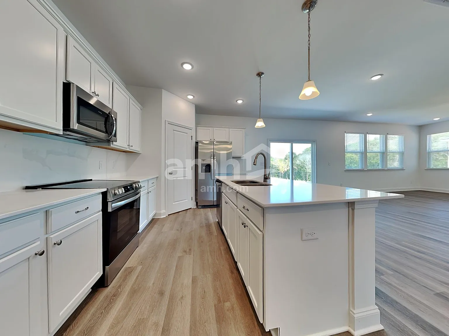 5 bed, 3.0 bath, 2513 sqft, $3,205 — Photo 3