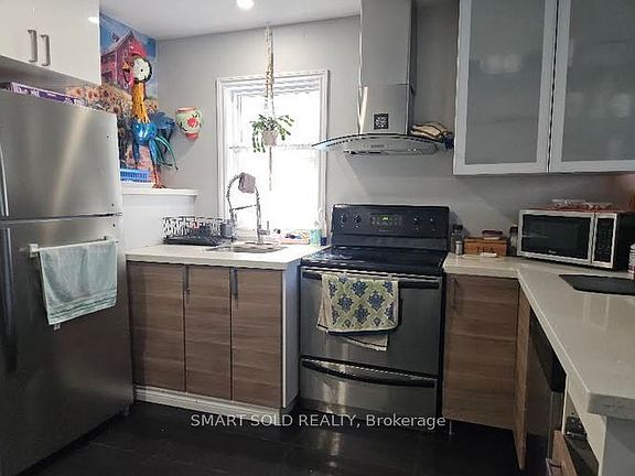 5th image of 711 Dunlop St W