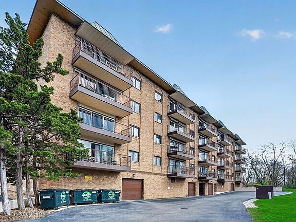 3rd image of 40 S Main St APT 3H