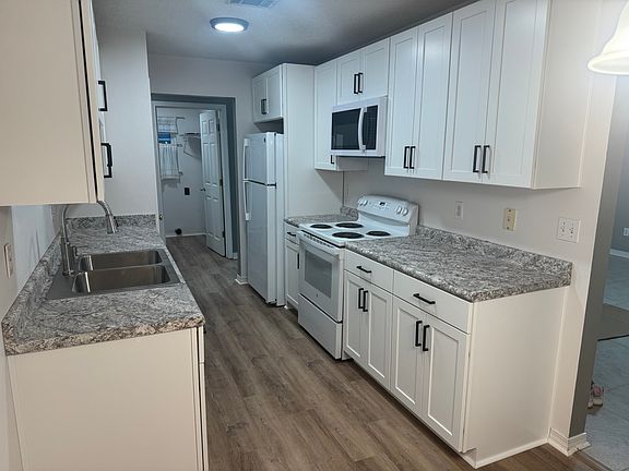 4th image of 709 Colemo Place Dr
