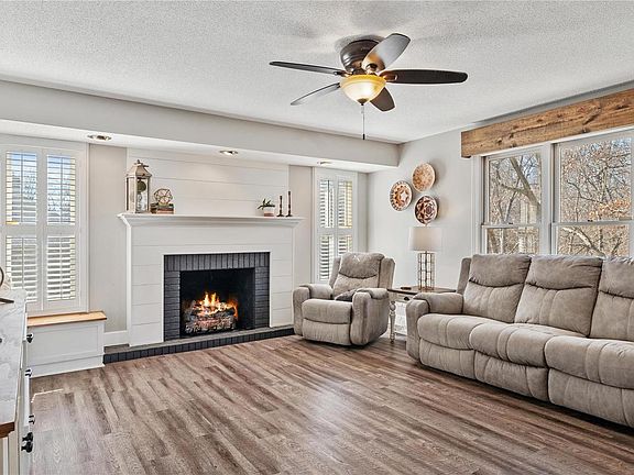 3rd image of 409 Oak Forest Dr