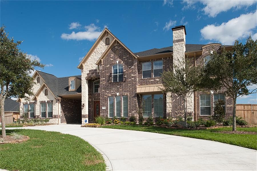 Stunning Trendmaker Home on Lake Lot with curved Driveway