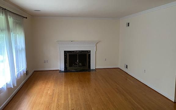 4th image of 5607 Belmont Ave