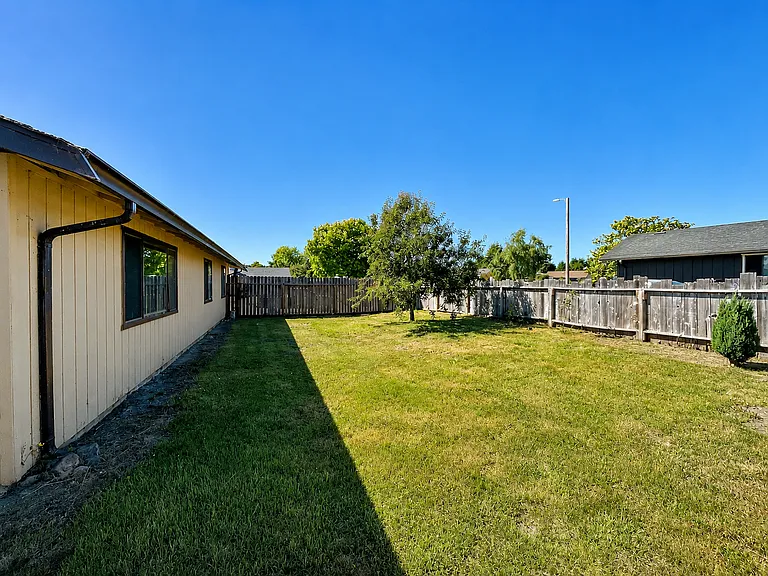 1704 Antoine Ave — Photo 17
