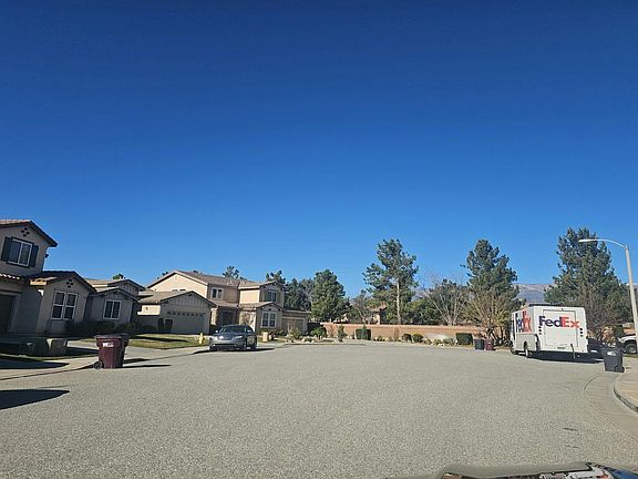 4th image of 959 Dahlia Pl