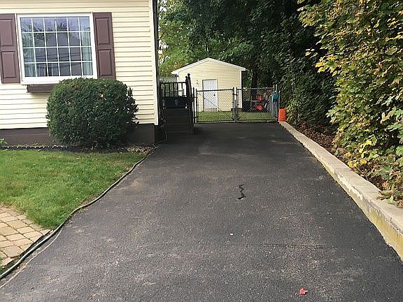 3rd image of 176B Kinsley St