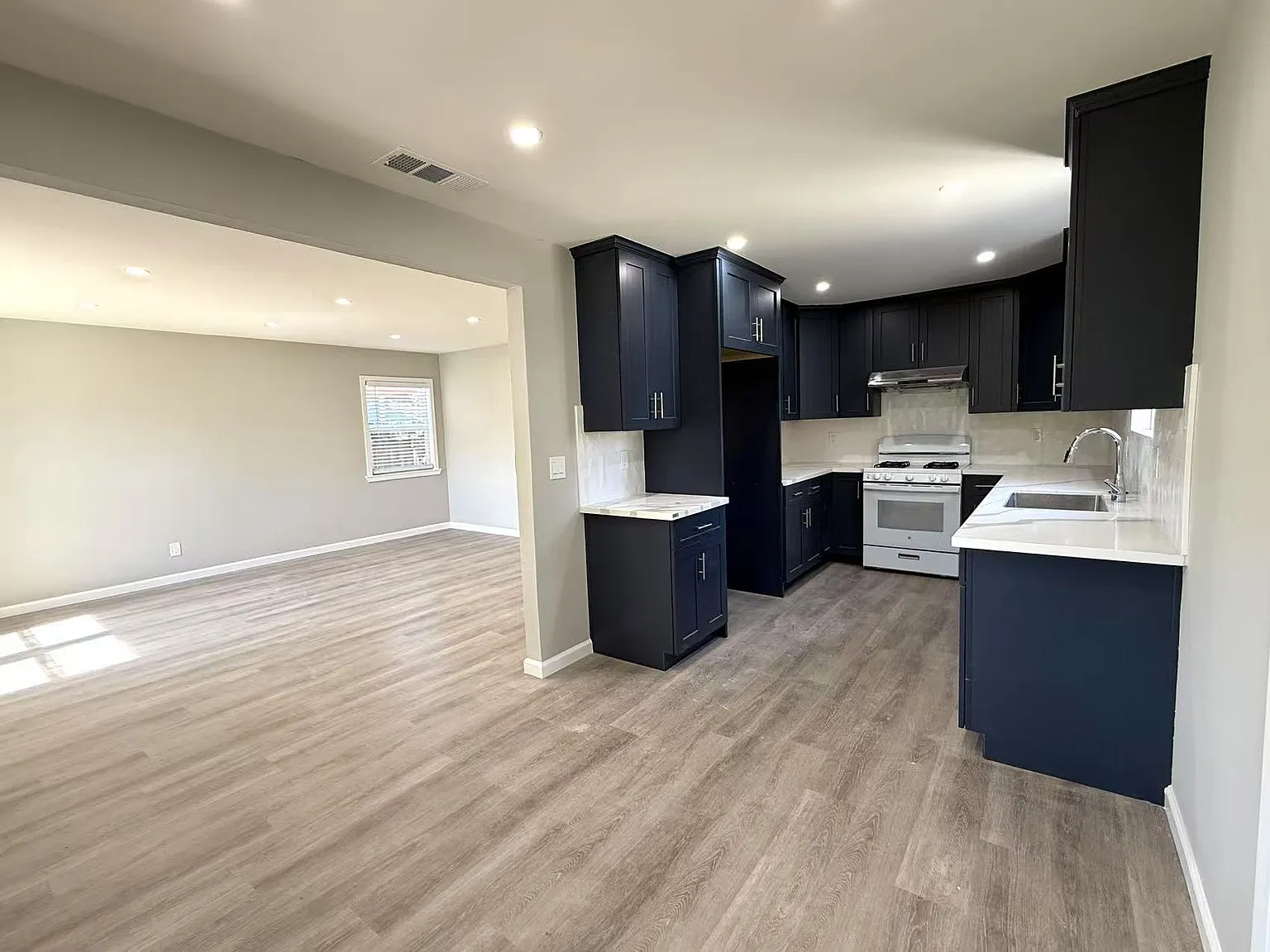 3 bed, 1440 sqft, $2,950 — Photo 4