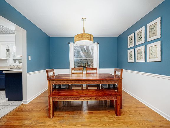 4th image of 264 Fairdale Ave