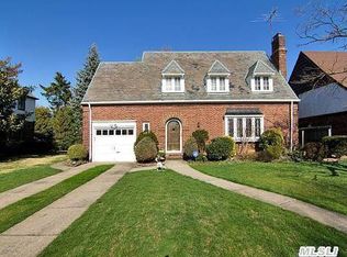 20 Berkley Rd, Mineola, NY 11501