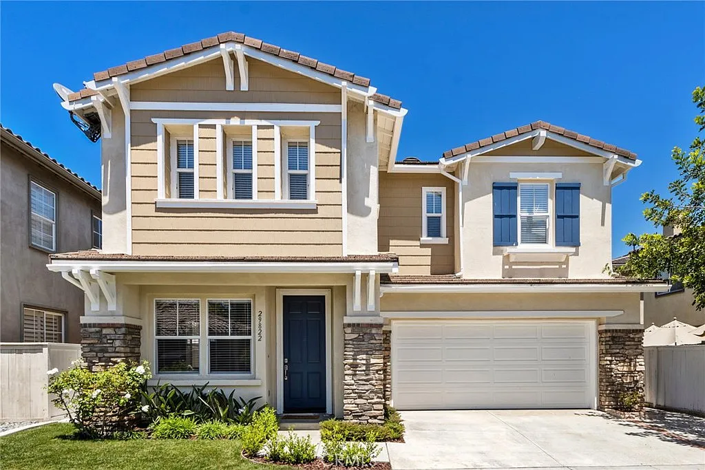 4 bed, 3.5 bath, 2326 sqft, $6,200 — Photo 1