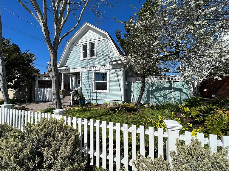 211 Stanford Ave — Photo 3