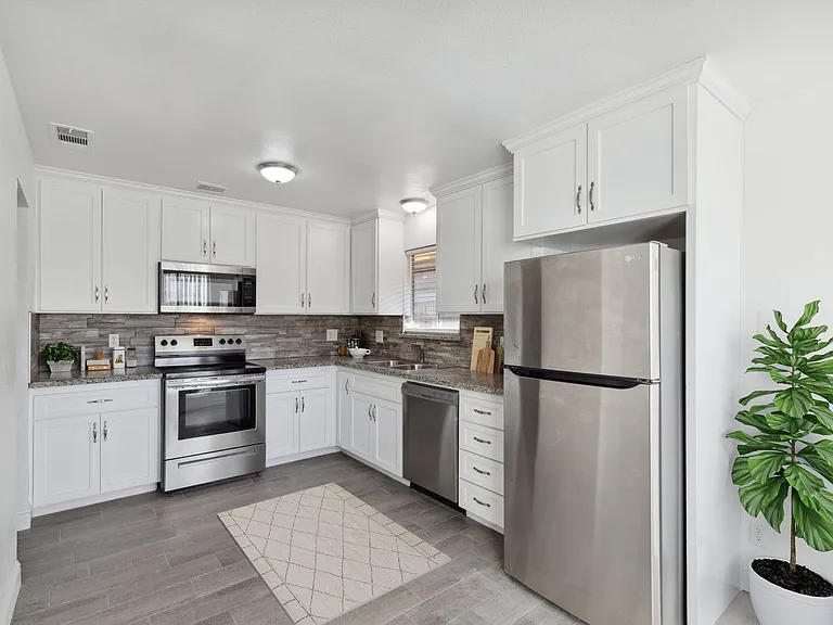 3416 N Fruit Ave — Photo 2