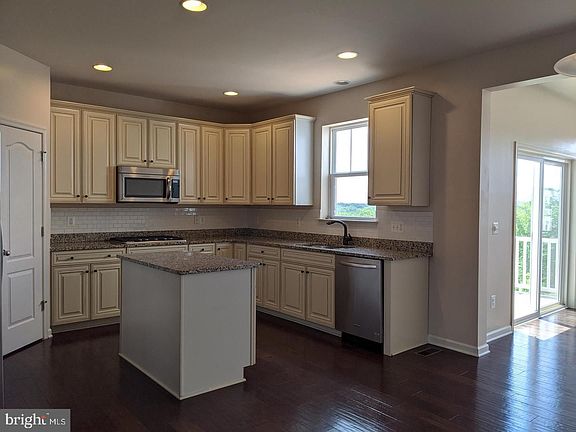 3rd image of 19 Flint Ct