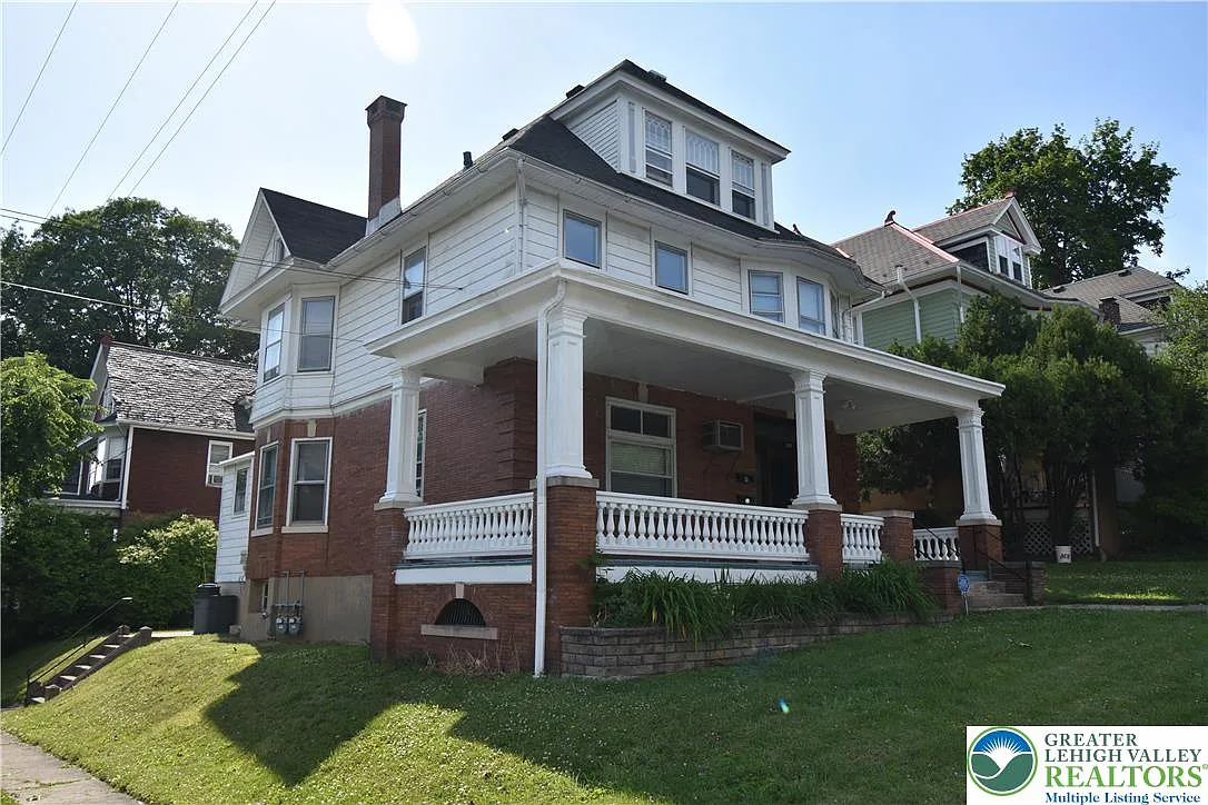 4 bed, 2.0 bath, 1050 sqft, $2,000 — Photo 1