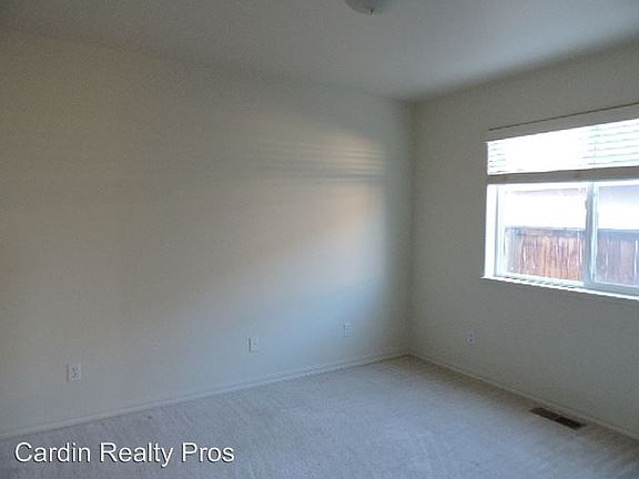 5th image of 405 Dog Leg Dr
