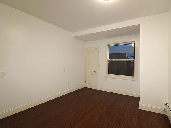 3rd image of 39 Bay 13th St Floor 1
