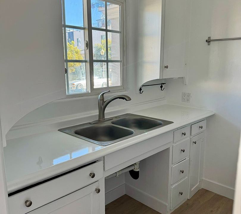 1st image of 4017 La Salle Ave #8