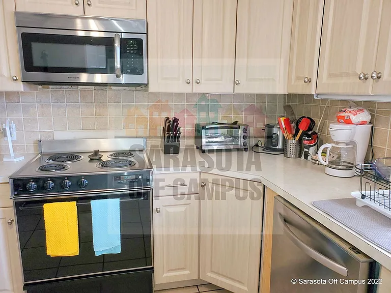 1078 40th St — Photo 12