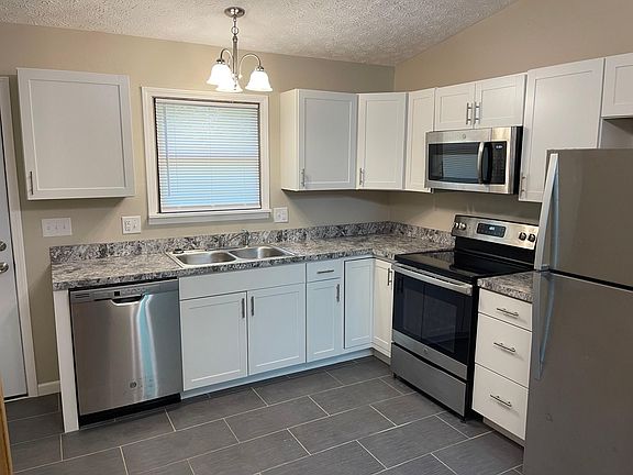 3rd image of 918 Skyside Dr