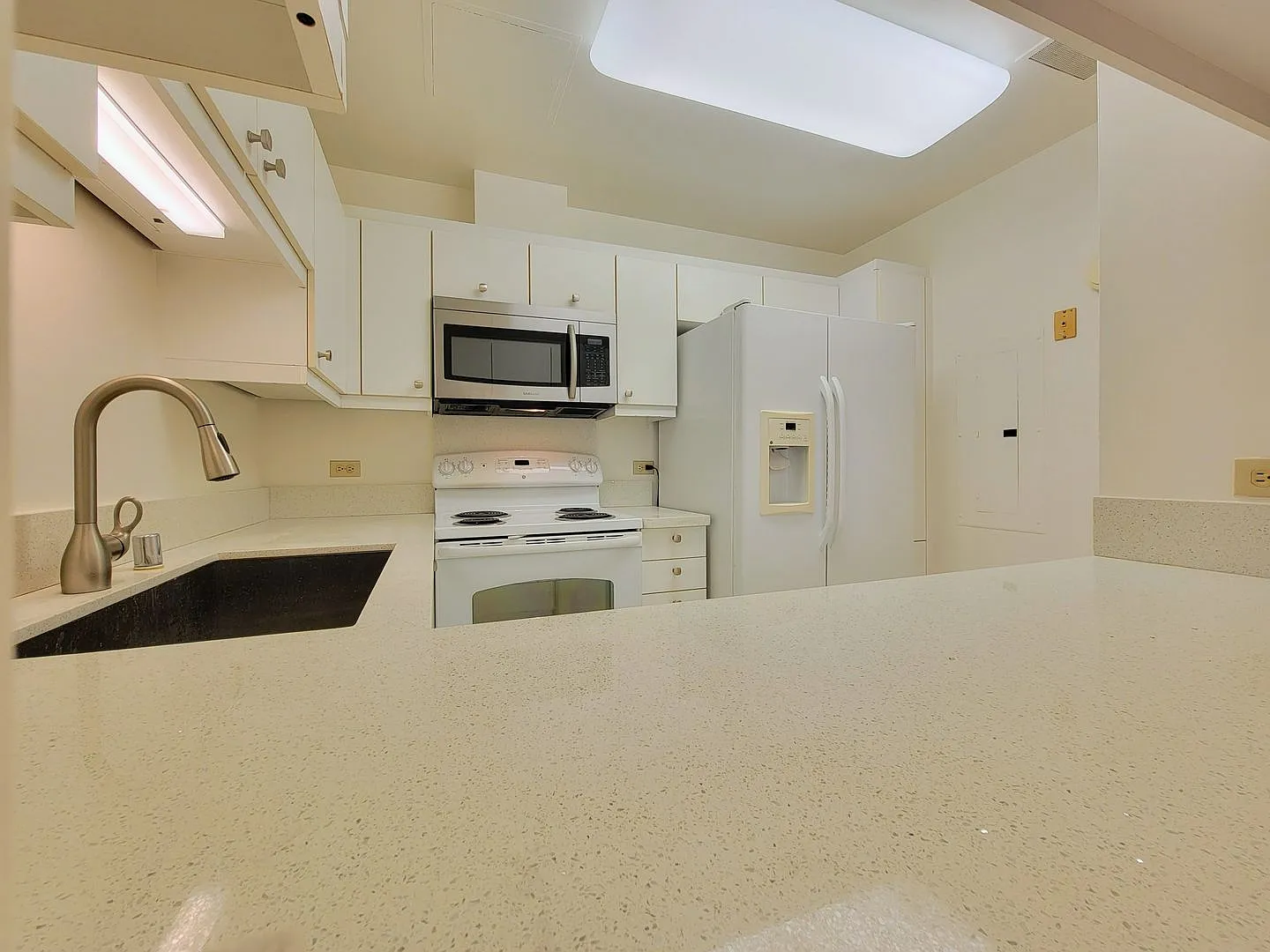 Enjoy spectacular ocean, mountain and city views from this bright 2 bedroom, 2 bath, high floor c... — Photo 3