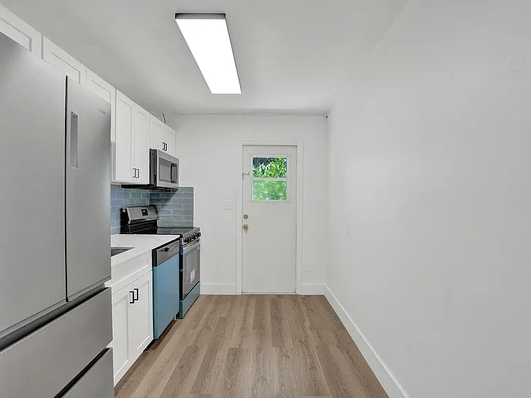 2020 NE 15th Ave — Photo 25