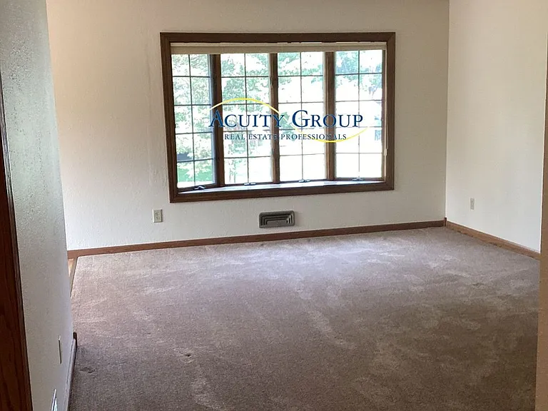 10207 Pilgrim Ln N — Photo 7