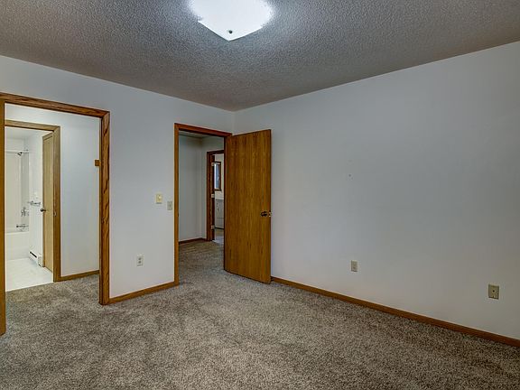 2nd image of 2906 Edgewood Dr #1