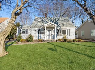 23 Harvard St, Roslyn Heights, NY 11577