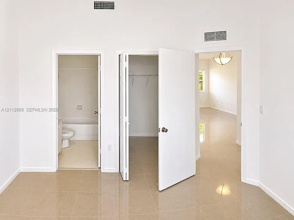 945 NE 34th Ave #203