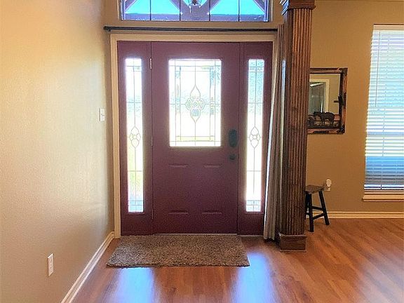 3rd image of 100 Oakview Dr