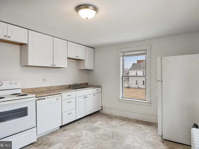 24 W Broad St — Photo 3