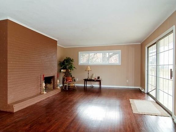 3rd image of 1001 Tam O Shanter Dr
