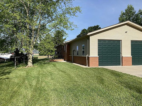 Attached 2.5 car garage