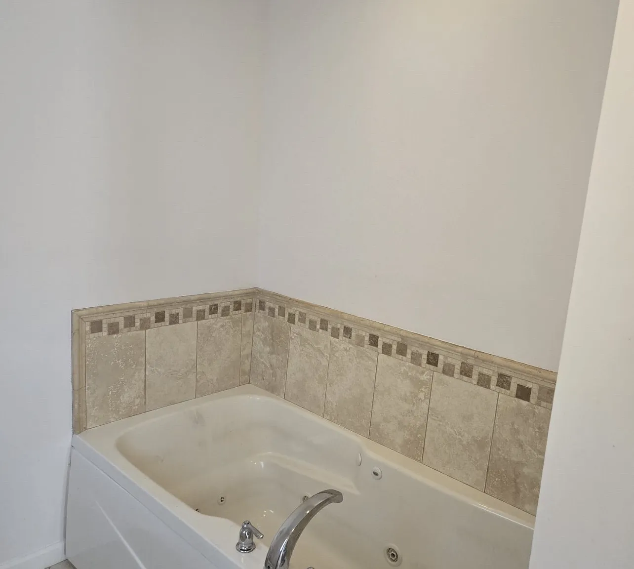 185 Woodrow Ave — Photo 1