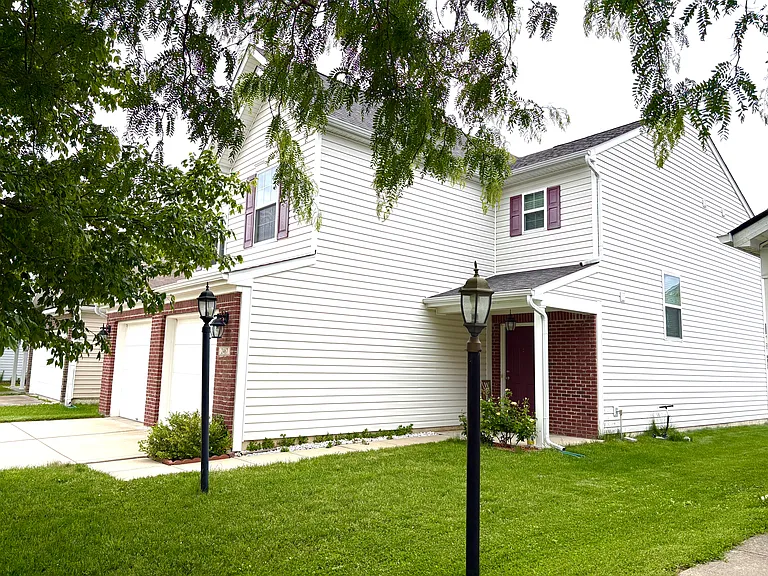2467 Middle View Dr — Photo 3