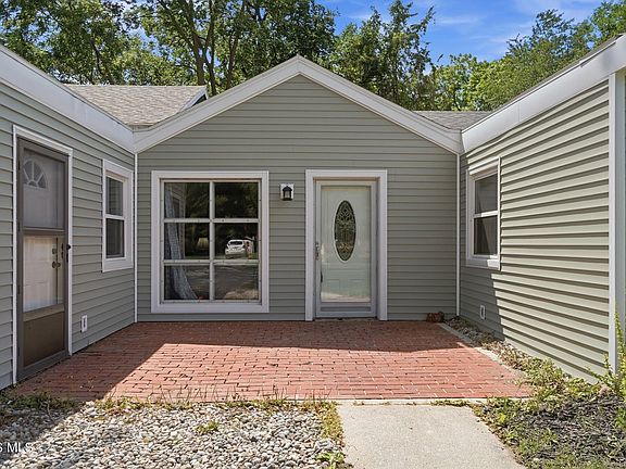 4th image of 4 Greenbrier Ct