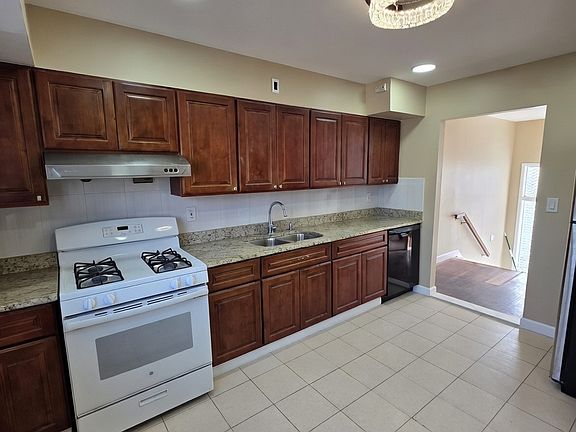 3rd image of 46 Radcliffe Rd #2B